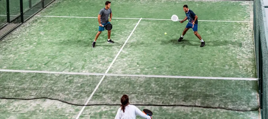 por que las pistas de padel tienen arena